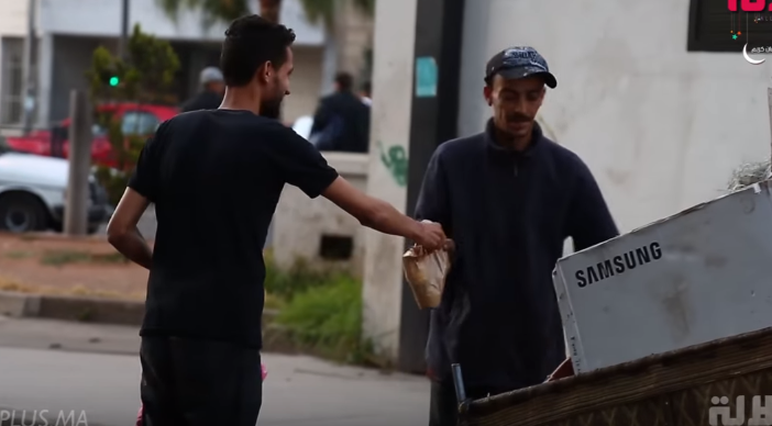 جمعية شوية من وقتك .. شباب اجتمعوا لإفطار الصائمين في الشارع